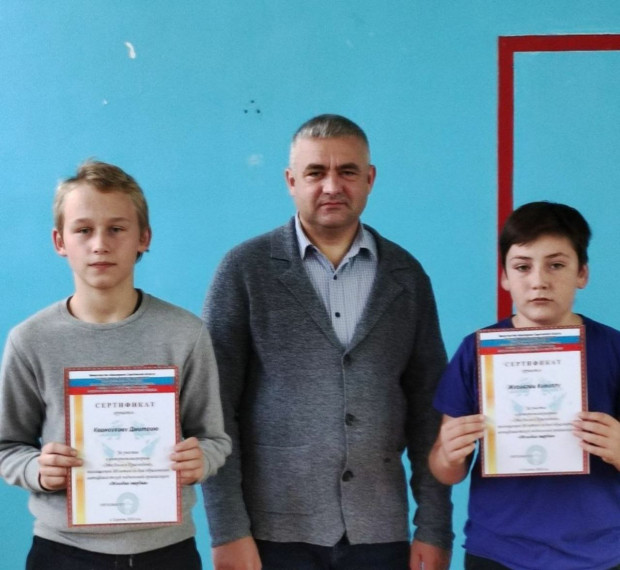 Награждение на общешкольной линейке.